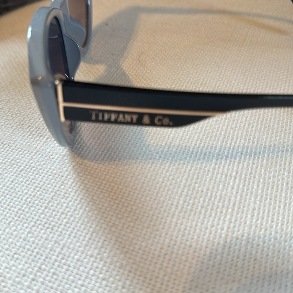 Stylish Gray Sunglasses - Picture 2 of 2